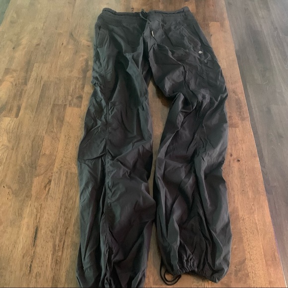 Lululemon dance pants in black - Picture 3 of 4